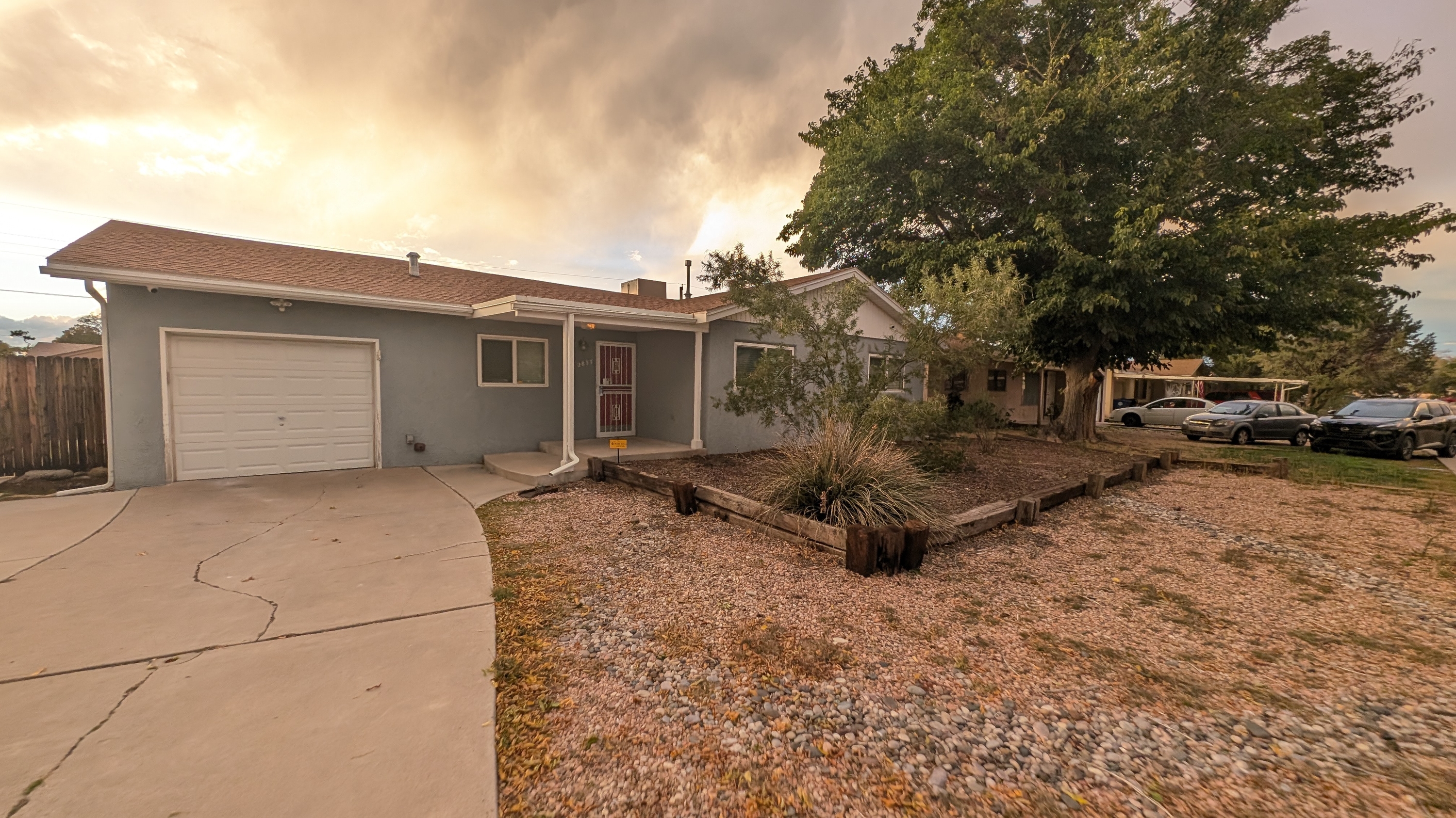 2837 Palomas Dr NE